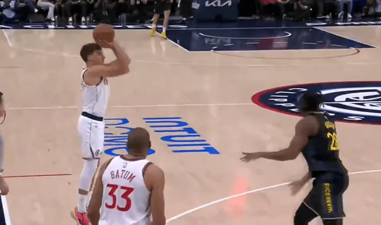 波格丹时隔一个月进入轮换,首节上来就在45度角命中三分